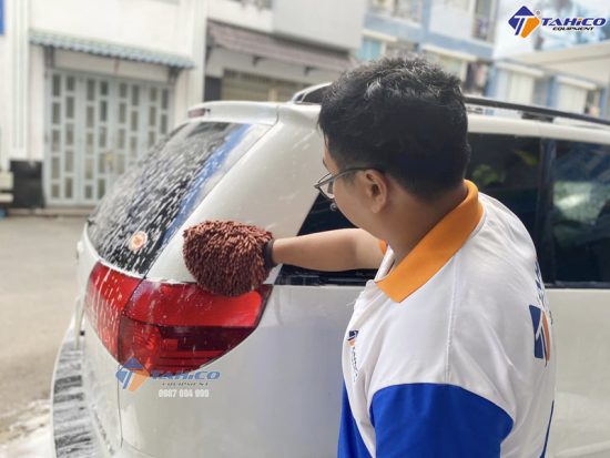 1. Găng tay rửa xe