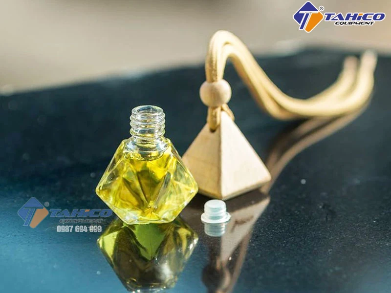 Cách Làm Thơm Xe Ô Tô Lâu Bền: 12 Cách & Lỗi Cần Tránh 3 Đặt chai nước hoa lên taplo có dán miếng chống trượt để tránh đổ khi xe rung lắc - TAHICO