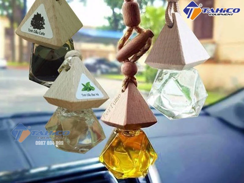 Cách Làm Thơm Xe Ô Tô Lâu Bền: 12 Cách & Lỗi Cần Tránh 5 Túi thơm treo trên gương chiếu hậu tỏa hương nhẹ suốt ngày - TAHICO