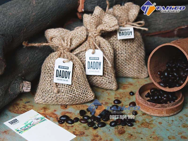 Cách Làm Thơm Xe Ô Tô Lâu Bền: 12 Cách & Lỗi Cần Tránh 6 Túi hạt cà phê rang mộc và vỏ cam khô đặt trong xe để tạo hương tự nhiên - TAHICO