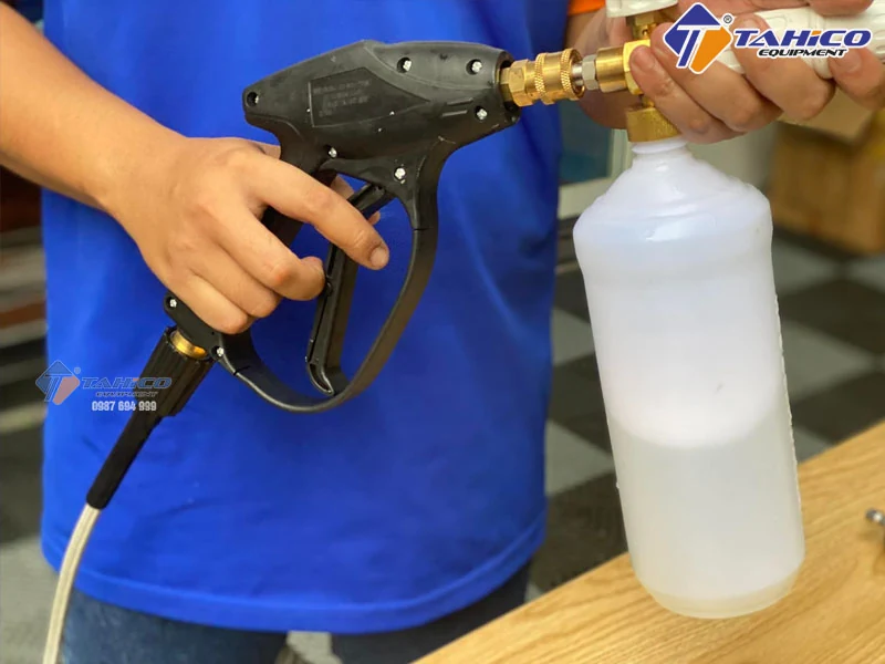 Cách Pha Xà Bông Rửa Xe Đúng Tỷ Lệ Cho Bình Bọt Tuyết 4 Lắc tròn bình bọt tuyết để dung dịch cô đặc hòa tan đều với nước - TAHICO