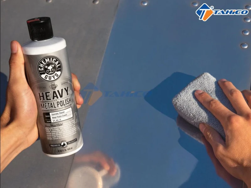 Cách Sử Dụng Cana Đánh Bóng Xe Ô Tô Không Hại Lớp Sơn 4 Rửa sạch và lau khô hoàn toàn vùng xước trước khi bôi cana - TAHICO