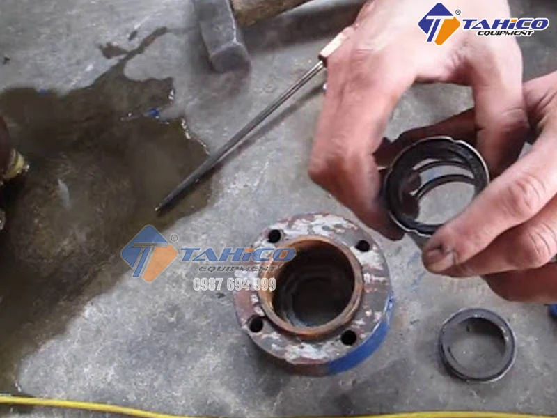 Cách Thay Phớt Máy Rửa Xe Đúng Kỹ Thuật Chuẩn Thợ 2026 6 Lau sạch rãnh chứa phớt và kiểm tra bề mặt piston trước khi lắp phớt mới
