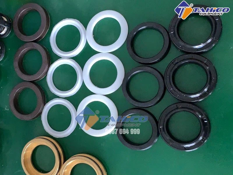 Cách Thay Phớt Máy Rửa Xe Đúng Kỹ Thuật Chuẩn Thợ 2026 7 Bôi một lớp mỡ bò mỏng rồi ấn phớt mới vào đúng khe lắp