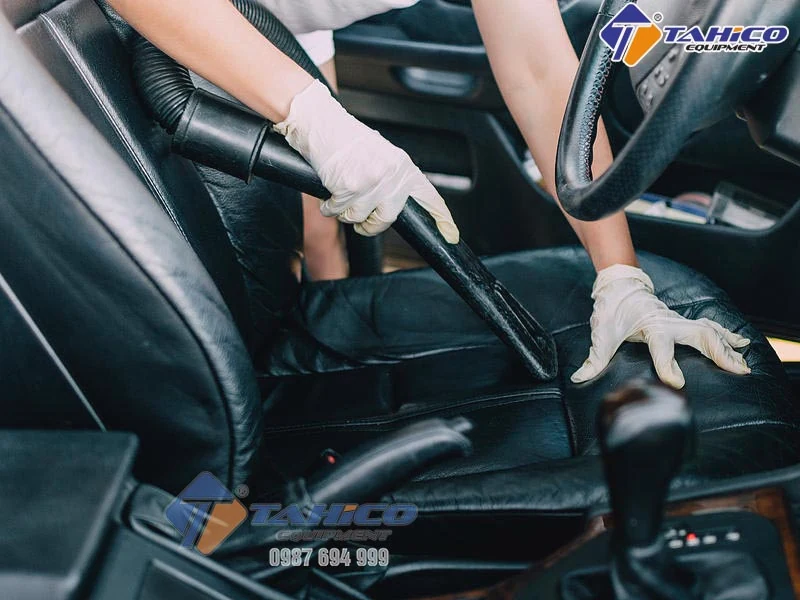 Cách Vệ Sinh Ghế Nỉ Ô Tô Tại Nhà: 5 Bước Sạch Như Mới 4 Dùng đầu hút khe luồn vào rãnh giữa ghế và lưng ghế để hút sạch bụi