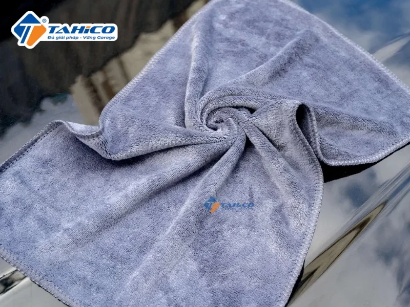 Xơ vải cotton bám chặt vào kẽ sợi microfiber khi giặt chung với quần áo - TAHICO