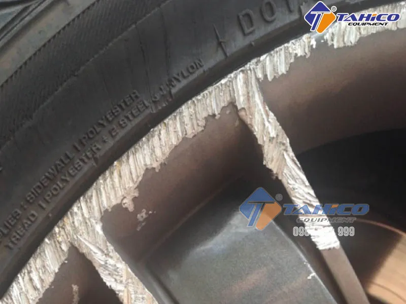 Lazang Ô Tô Bị Xước: Cách Xử Lý Theo Từng Mức Độ 2026 3 Vết xước ăn sâu lộ rõ lớp kim loại sáng bên trong