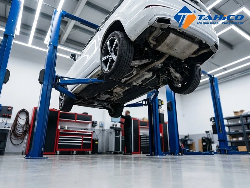 Bốn tay nâng của cầu 2 trụ giữ xe treo lơ lửng, giải phóng toàn bộ bánh xe - TAHICO