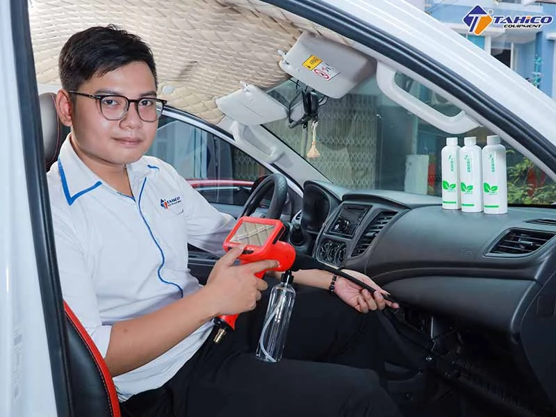 Vệ Sinh Nội Soi Dàn Lạnh Ô Tô: Quy Trình & Bảng Giá 2026 2 Camera siêu nhỏ luồn qua khe quạt gió để tiếp cận trực diện dàn lạnh - TAHICO